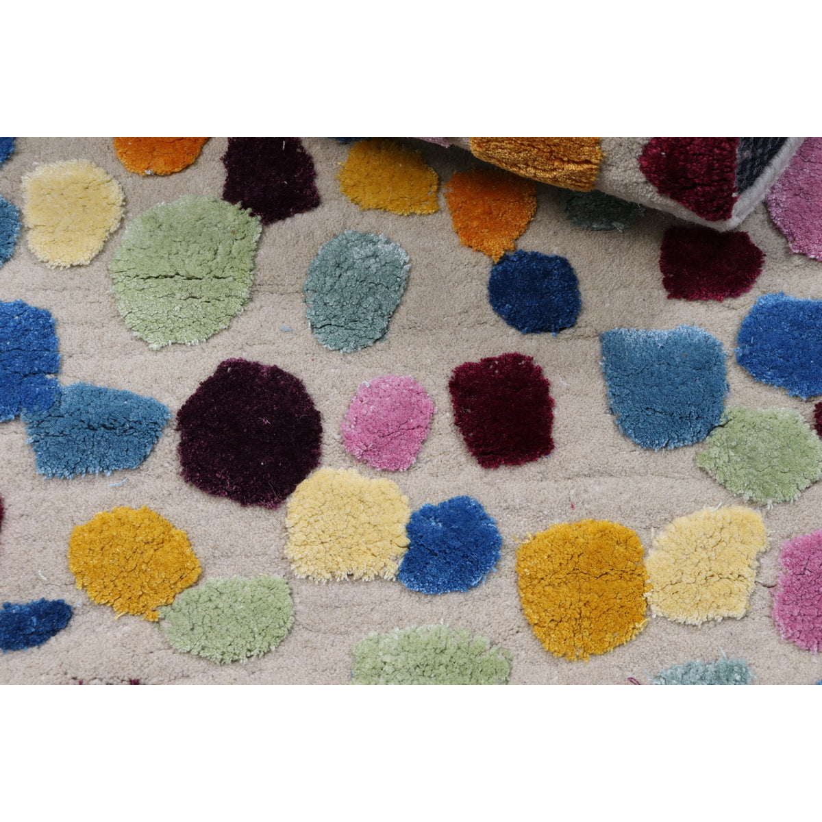 שטיח עבודת יד דוט